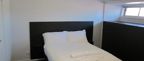 Quarto, 1 cama de casal | Ferros/tábuas de passar roupa, Wi-Fi de cortesia, roupa de cama