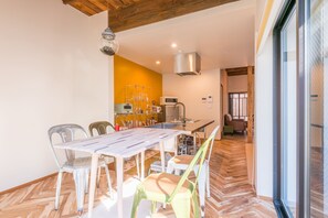 Casa (for 1 group, with island kitchen) | Servicio de comidas en la habitación