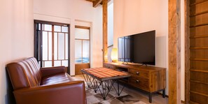 Casa (for 1 group, with island kitchen) | Zona de estar | Televisión de pantalla plana de 49 pulgadas con canales por satélite