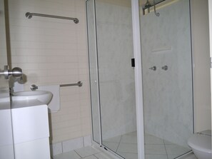 Dreibettzimmer, Mehrere Betten | Badezimmer