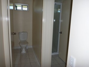 2 Bedroom Unit | Bathroom | Shower, hair dryer, towels