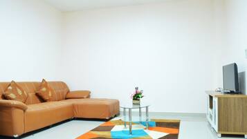 Suíte superior | Área de estar | TV LCD 32 polegadas com canais a cabo, TV