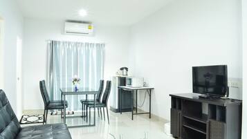 Superior Suite | Living area | 32-inch LCD TV with cable channels, TV