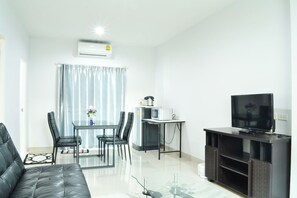 Suíte superior | Área de estar | TV LCD 32 polegadas com canais a cabo, TV