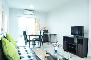 Superior-suite | Opholdsområde | 32-tommers LCD-tv med kabelkanaler, tv