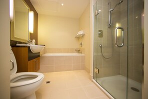 Estudio Confort | Baño | Bañera y ducha independientes y artículos de higiene personal gratuitos