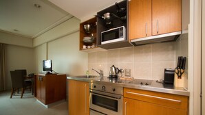 Comfort Studio | Private kitchenette | Fridge, microwave, oven, stovetop - Modern Waterfront Central Studio (Auckland)