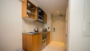 Comfort Studio | Private kitchenette | Fridge, microwave, oven, stovetop - Modern Waterfront Central Studio (Auckland)