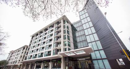 Modern Waterfront Central Studio