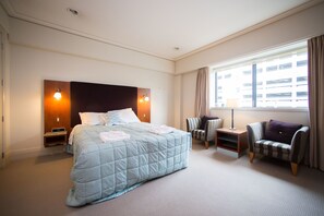 Estudio Confort | Escritorio, tabla de planchar con plancha, cunas (de pago)