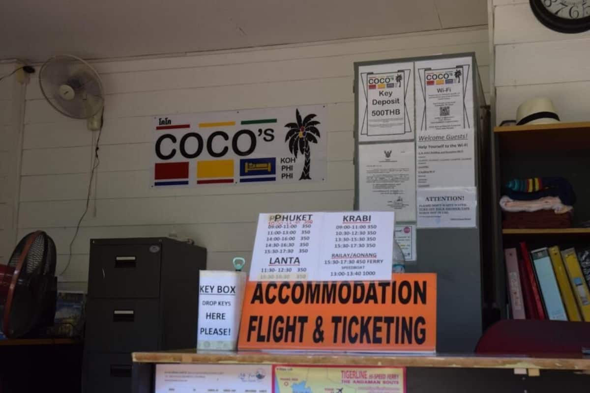 Una habitación con un cartel que dice 'ACCOMMODATION FLIGHT & TICKETING' y una 'KEY BOX' para dejar las llaves.