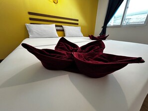 Standard Double Room | Free WiFi, bed sheets - Coco's Guesthouse (Ko Phi Phi)