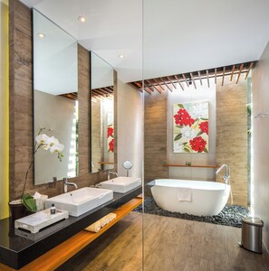 Separate bathtub and shower, free toiletries, hair dryer, bathrobes