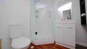 Urban Chic Loft Off Queen Street | Bathroom - Urban Chic Loft Off Queen Street (Auckland)