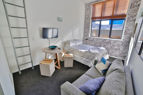 Urban Chic Loft Off Queen Street