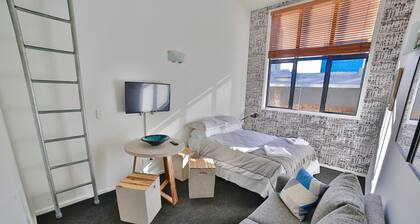 Urban Chic Loft Off Queen Street