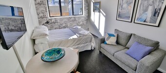 Urban Chic Loft Off Queen Street