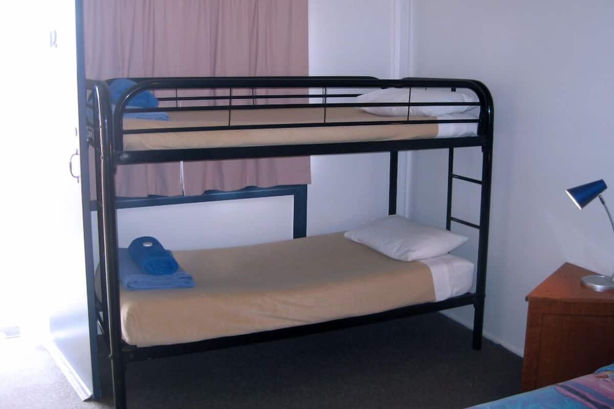 Quarto família | Cofres nos quartos, escrivaninha, quartos à prova de som
