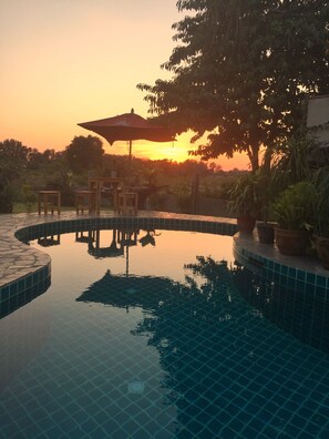 Szabadtéri medence, természetes medence, napernyők és napozóágyak