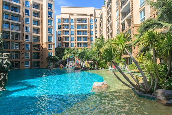 Outdoor pool, pool umbrellas, pool loungers - Atlantis Condo Resort By Wanida (Pattaya)