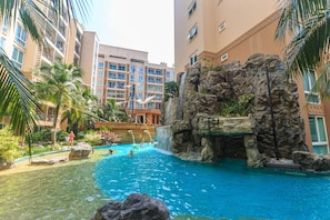 Outdoor pool, pool umbrellas, pool loungers - Atlantis Condo Resort By Wanida (Pattaya)