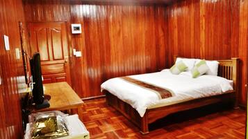 Deluxe Room | Individually decorated, desk, blackout drapes, soundproofing