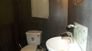 Suite Exécutive | Salle de bain | Douche, douche à « effet pluie », articles de toilette gratuits