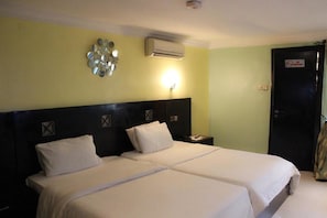 Dobbeltrom – executive | Skrivebord, skrivebord for bærbar PC og sengetøy