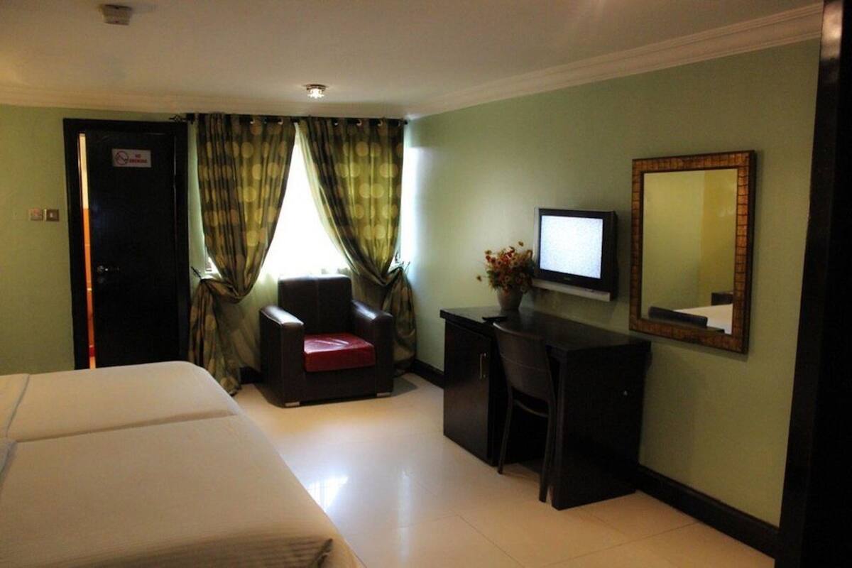 Executive Double Room | Desk, laptop workspace, bed sheets