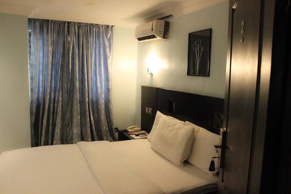 Standard Room | Desk, laptop workspace, bed sheets