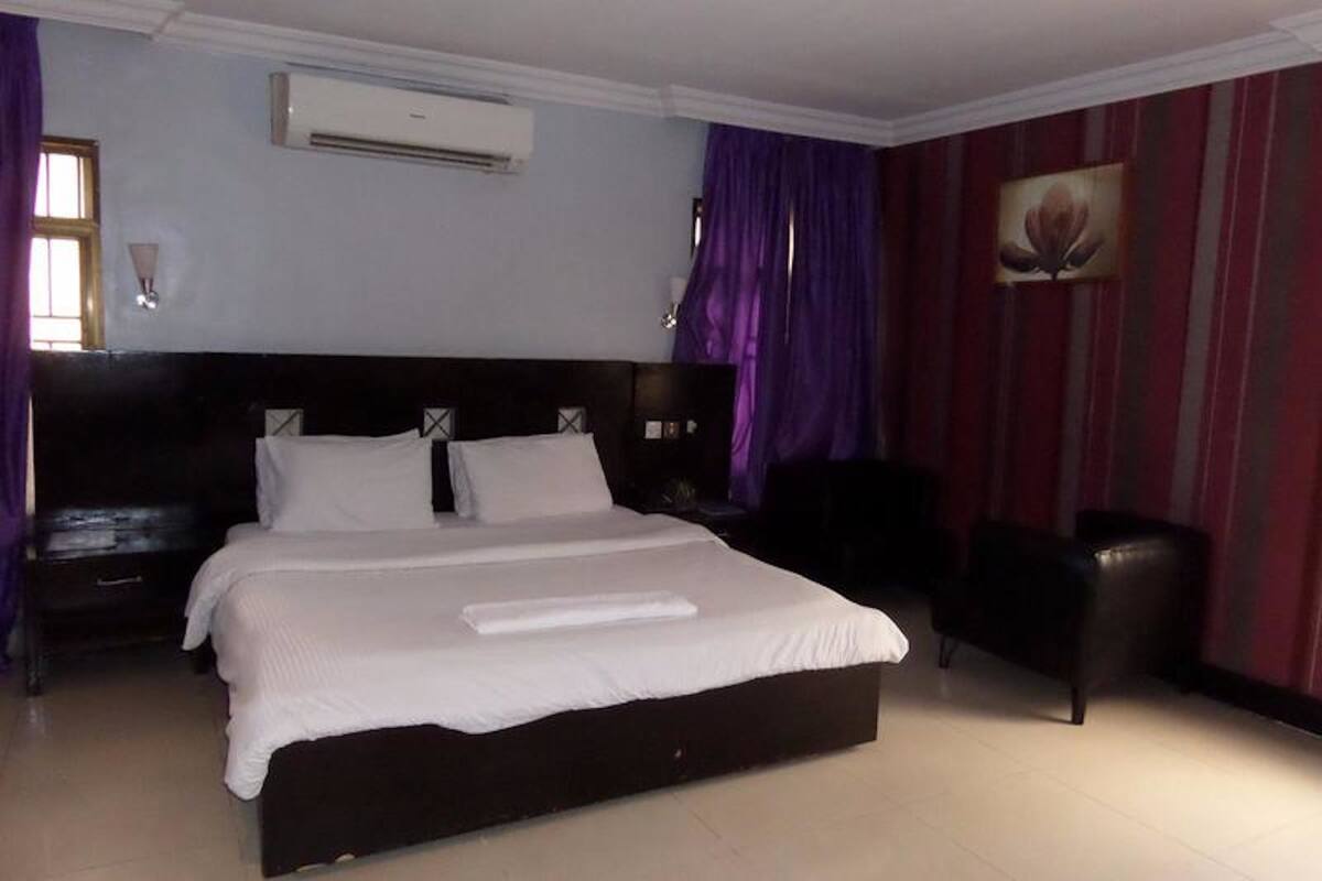 Junior Suite | Desk, laptop workspace, bed sheets