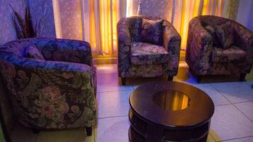 Suite Royal | Área de sala de estar | Televisión