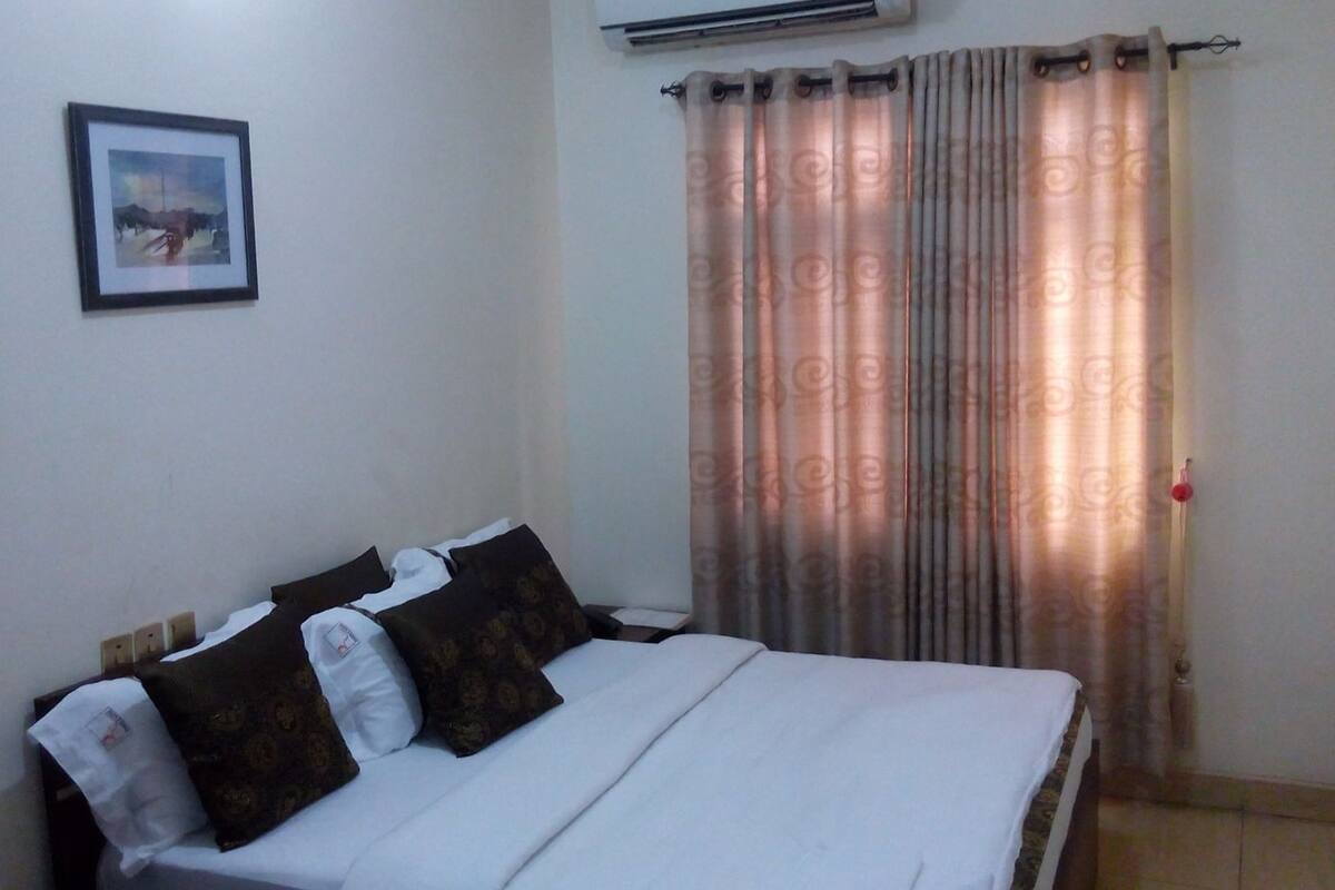 办公桌、笔记本电脑工作区、免费 WiFi、床单