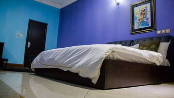 مكتب ومساحة عمل للكمبيوتر المحمول وواي فاي مجانًا وملاءات أسرّة