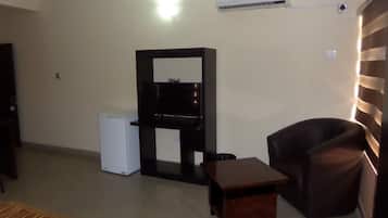 Executive Room, 1 King Bed | Room amenity