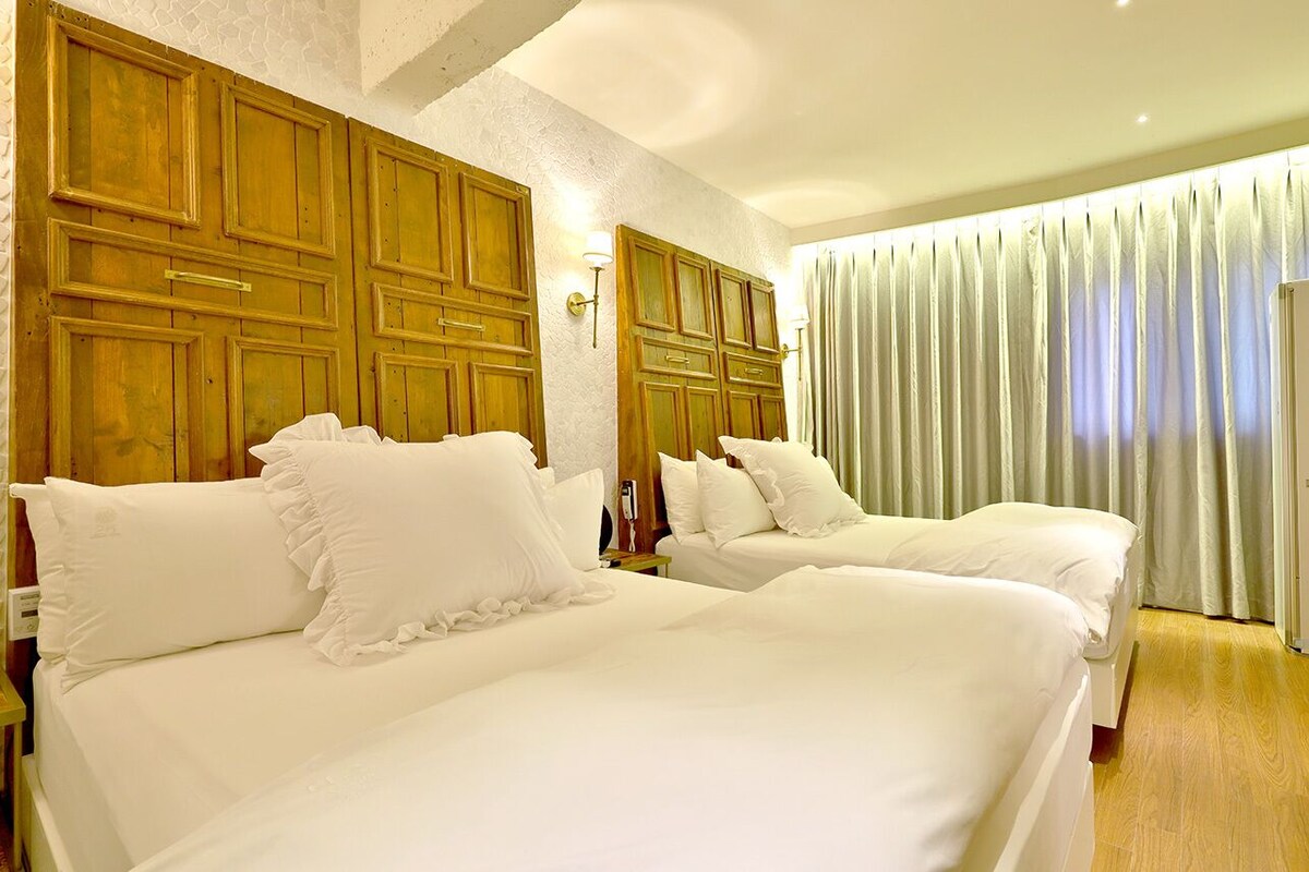 Royal Suite (No Breakfast provided from Saturday to Monday) | WiFi (free), individually decorated, individually furnished, bed sheets