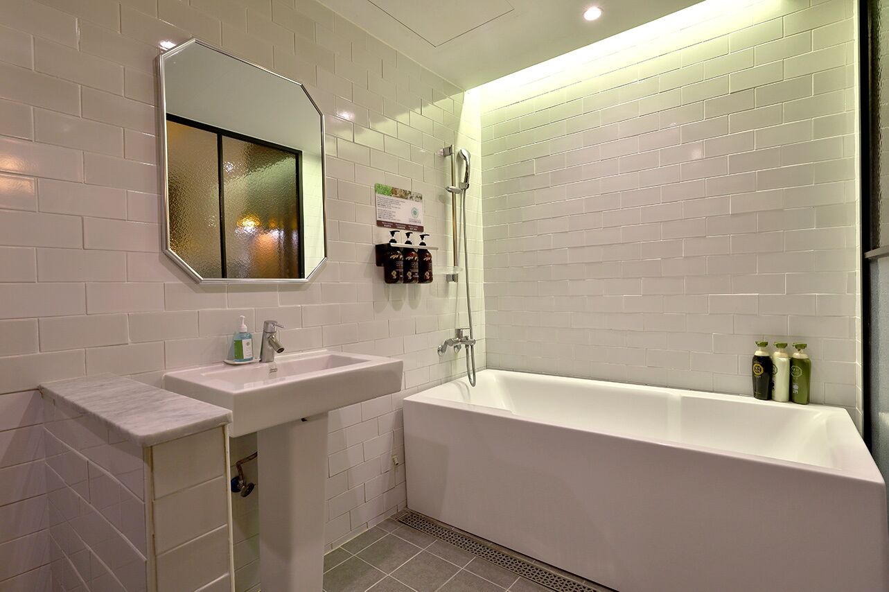 Un baño moderno con una bañera blanca, un lavabo y una ducha.