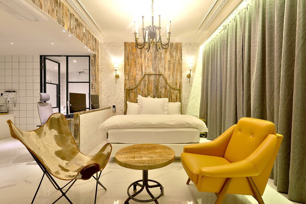 Suite (No Breakfast provided from Saturday to Monday) | WiFi (free), individually decorated, individually furnished, bed sheets