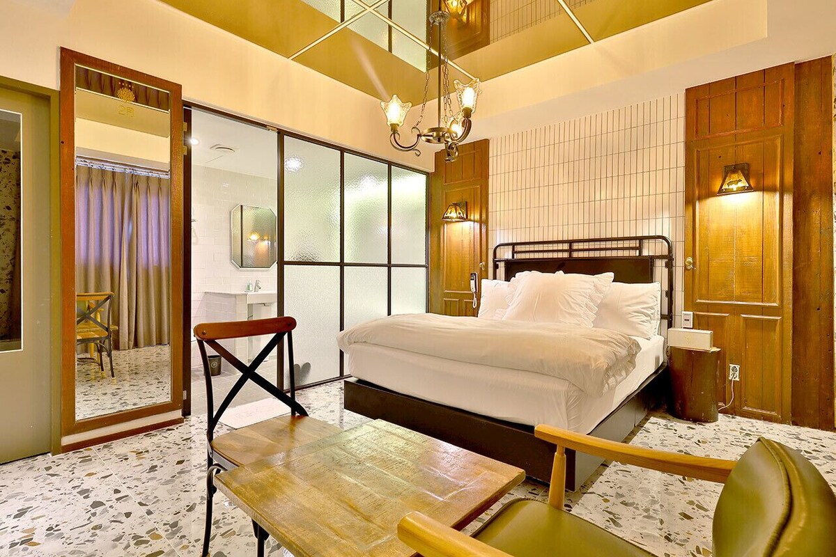 Deluxe Double Room (No Breakfast provided from Saturday to Monday) | WiFi (free), individually decorated, individually furnished, bed sheets