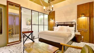 Deluxe Double Room (No Breakfast provided from Saturday to Monday) | Wifi gratis, decoración individual, mobiliario individual y ropa de cama