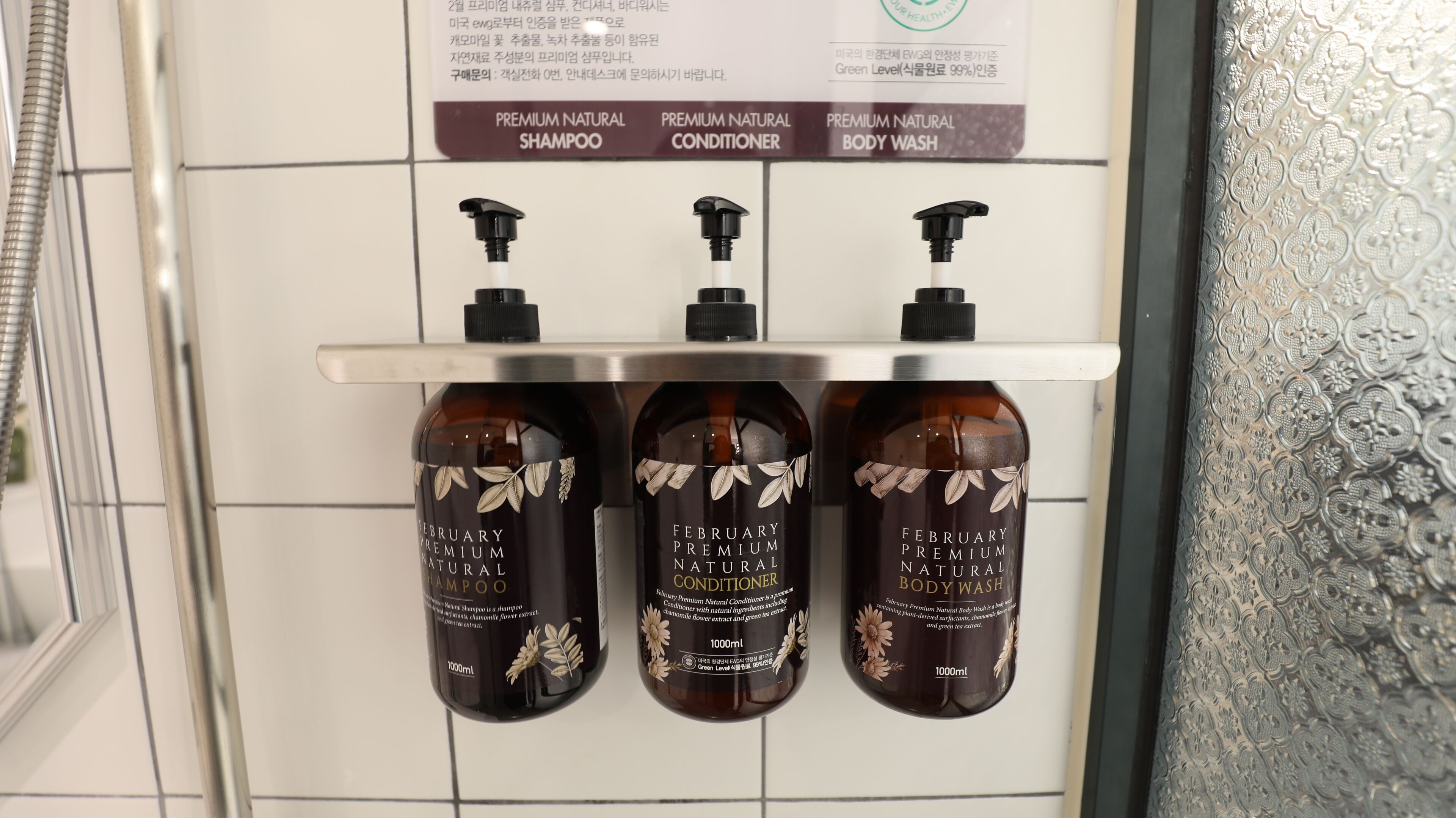 suite (no breakfast provided from saturday to monday) | bathroom | combined shower/bathtub, deep-soaking bathtub, free toiletries, slippers