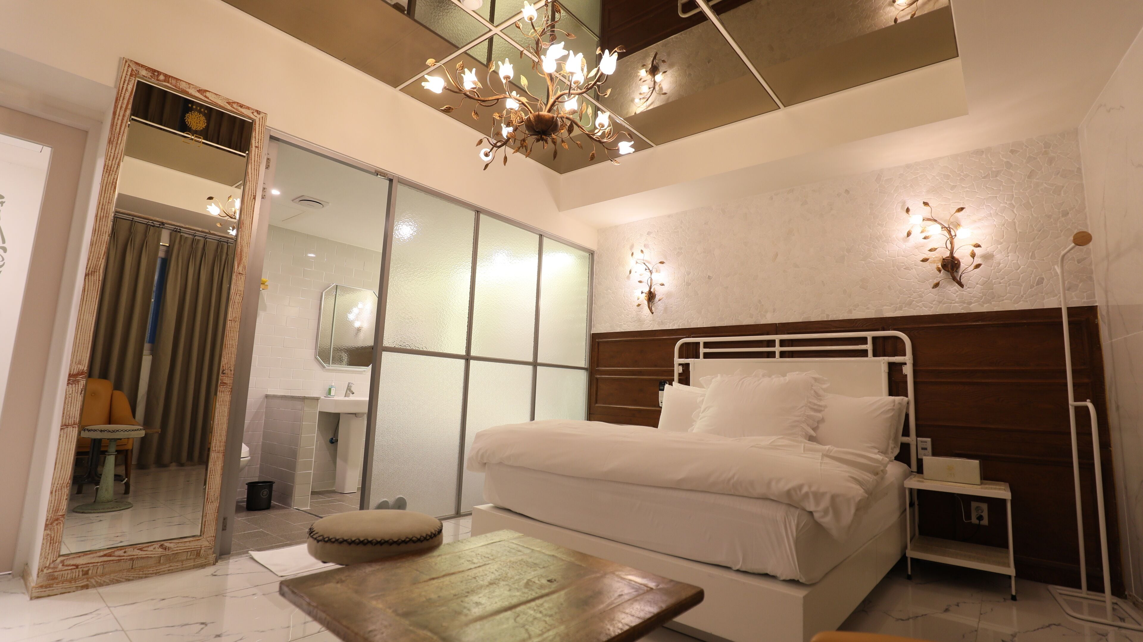 deluxe double room (no breakfast provided from saturday to monday) | 1 bedroom, individually decorated, individually furnished, free wifi