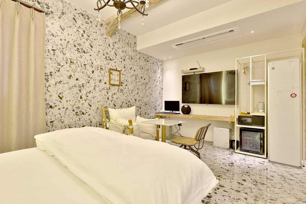 Junior Double Room, 1 Queen Bed (No Breakfast provided from Saturday to Monday) | WiFi (free), individually decorated, individually furnished, bed sheets