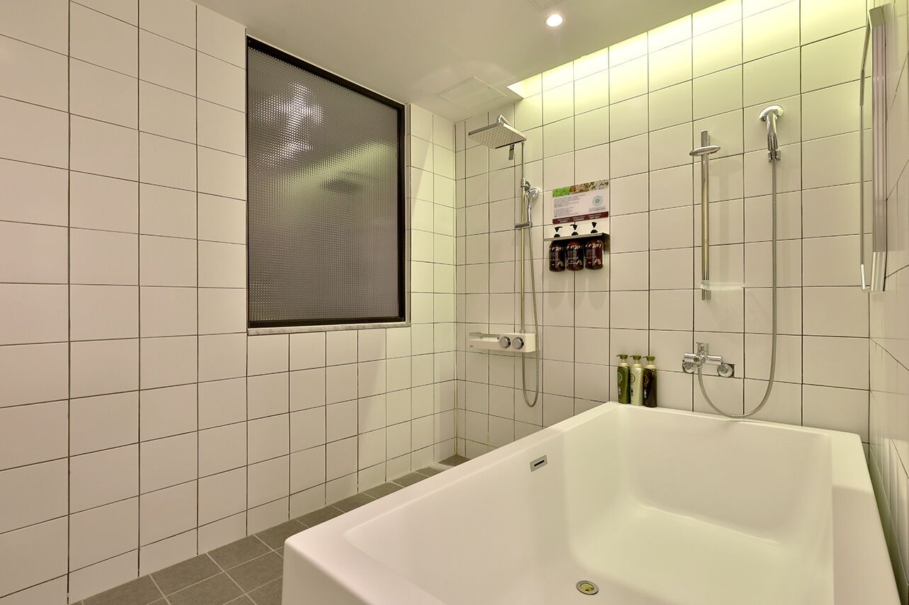 Junior Double Room, 1 Queen Bed (No Breakfast provided from Saturday to Monday) | Badezimmer