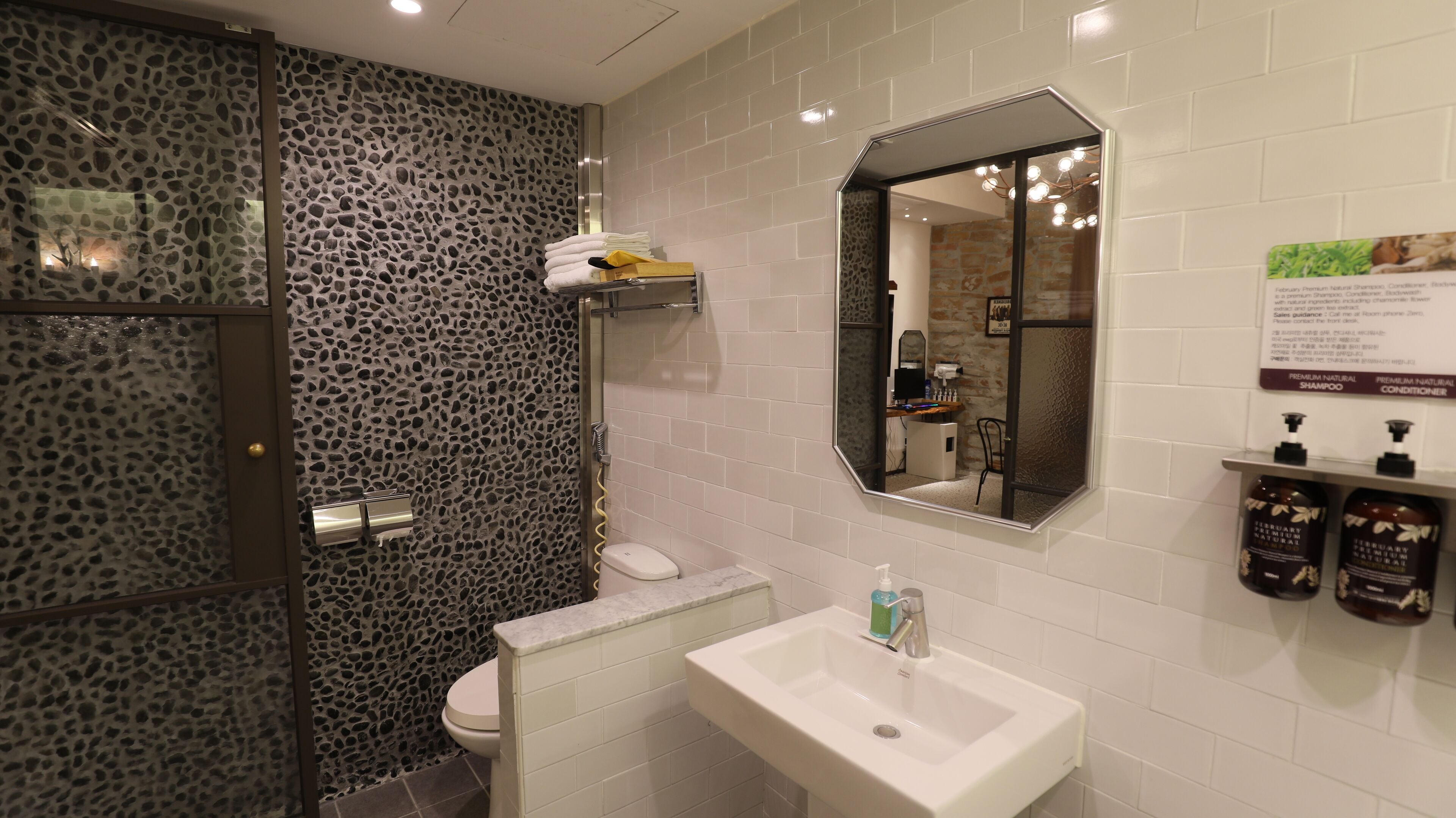 deluxe double room (no breakfast provided from saturday to monday) | bathroom | combined shower/bathtub, deep-soaking bathtub, free toiletries, slippers