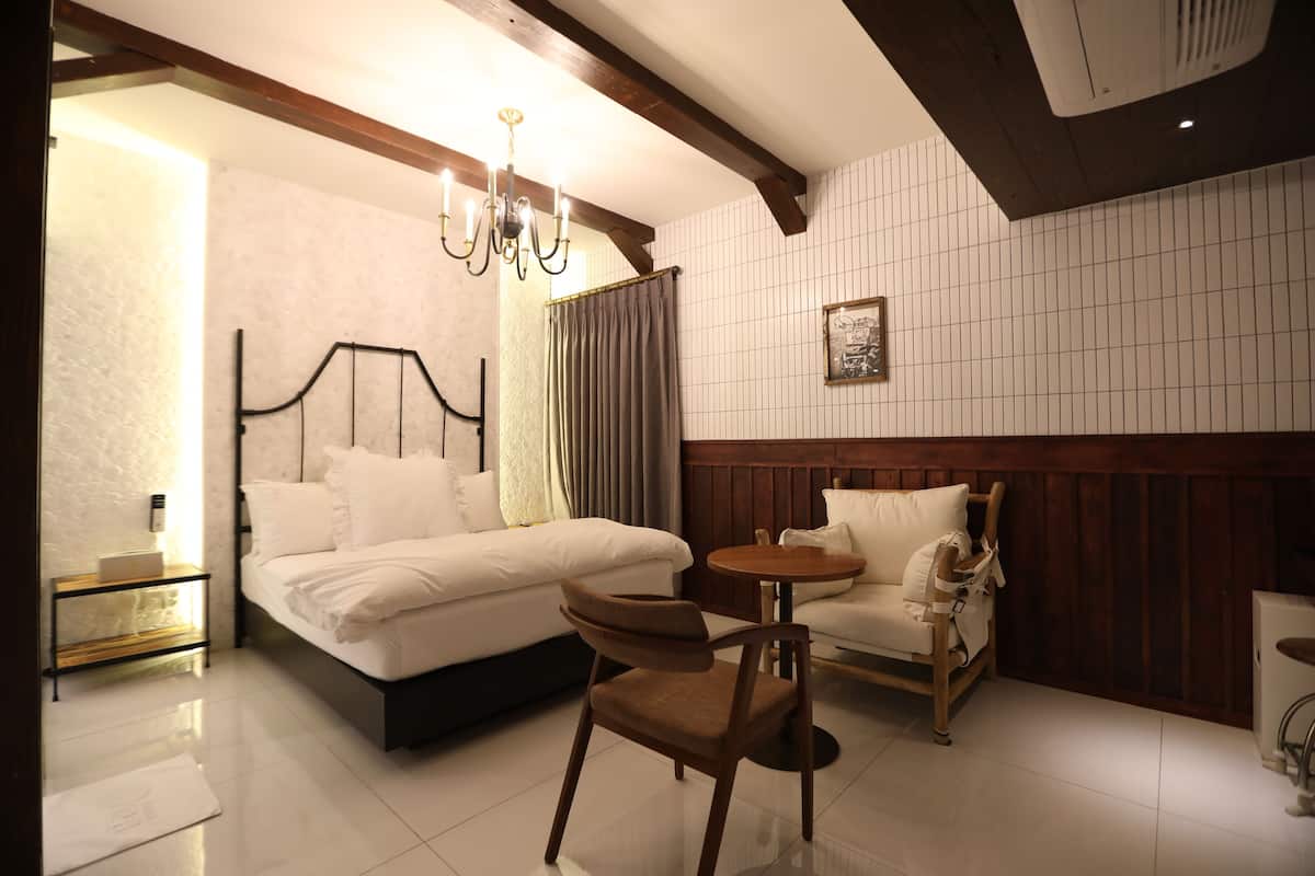 1 habitación, decoración personalizada y muebles diferentes