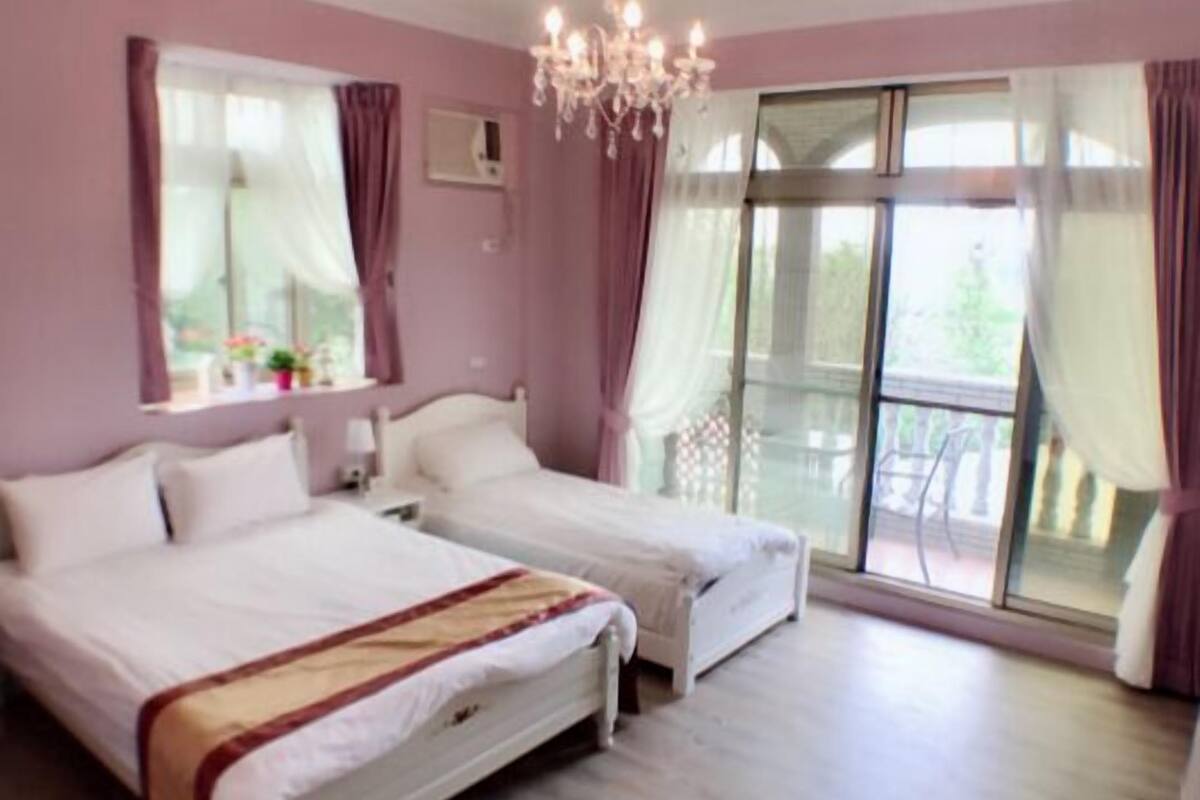 Comfort-Villa | Individuell dekoriert, Schreibtisch, Verdunkelungsvorhänge, Bettwäsche