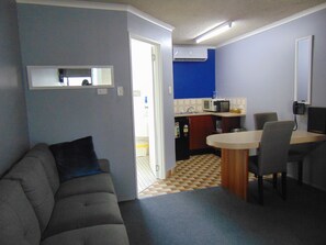 Economy-Studio, 1 Queen-Bett | Hochwertige Bettwaren, Zimmersafe, Schreibtisch