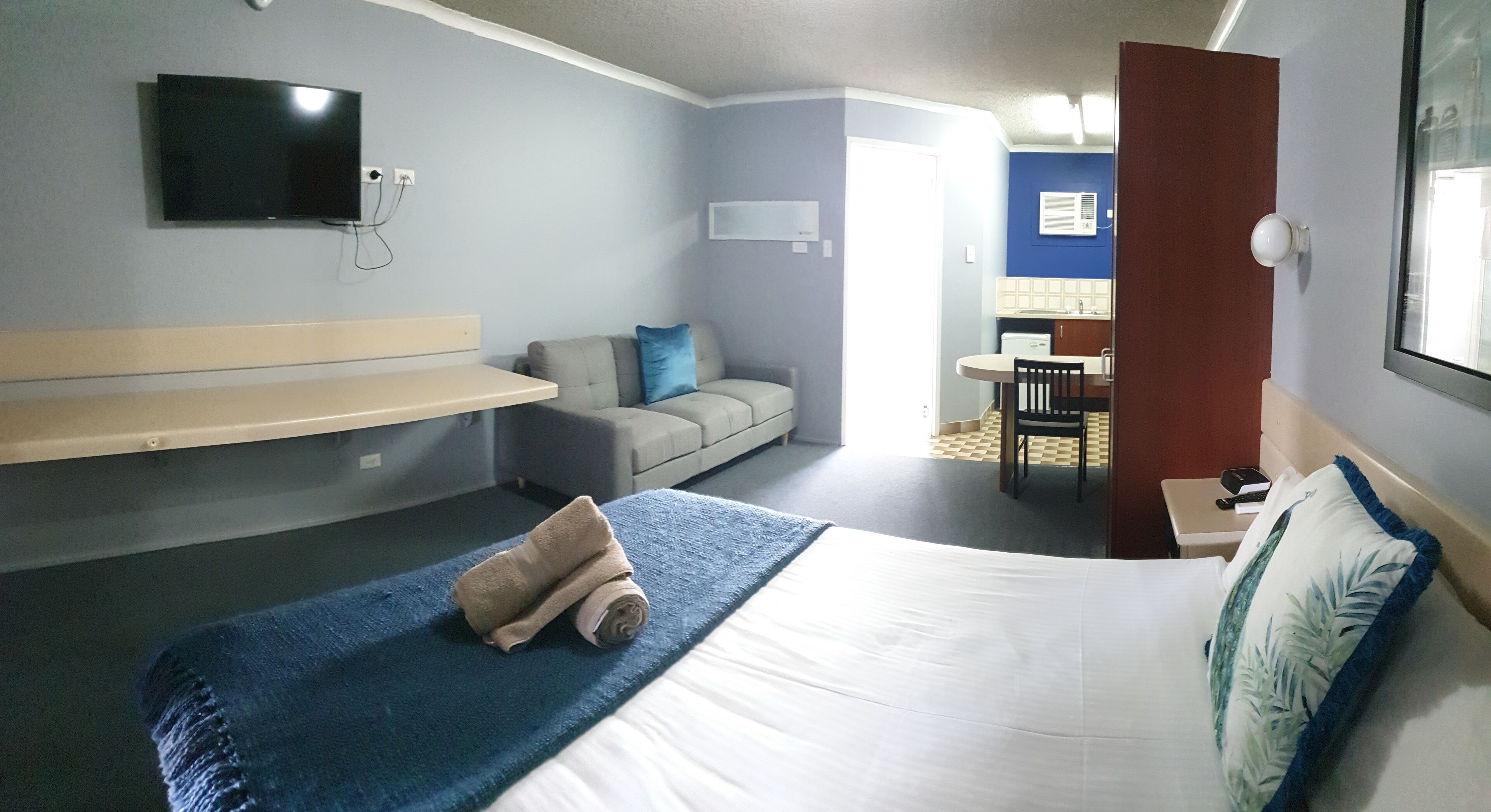 economy studio, 1 queen bed | premium bedding, in-room safe, desk, laptop workspace