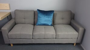 Studio Economy - 1 queensize-säng | Sängtillbehör av högsta kvalitet och värdeförvaringsskåp på rummet